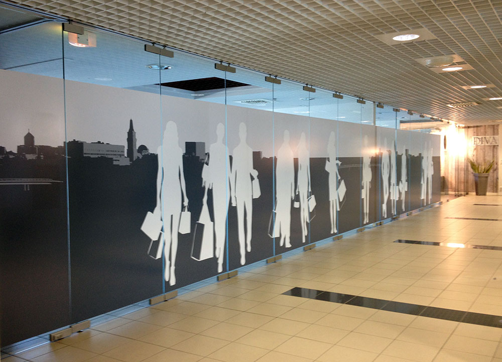 Kauppakeskuksen ikkunateippaus Kauppakeskuksen ikkunateippaus