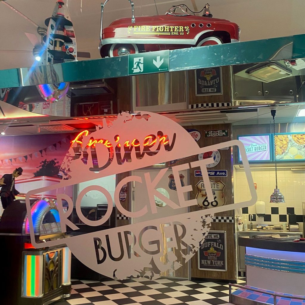 Logosuunnittelu ja ikkunateippaus Rocket Burger Diner